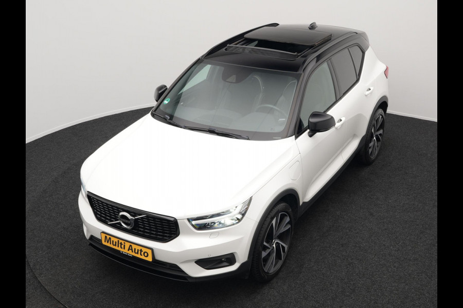 Volvo XC40 T5 Recharge R-Design Plug In Hybrid 261pk Dealer O.H. PHEV | Panodak | Alcantara Sportstoelen | Adaptive Cruise | Pilot Assist | Navigatie | Camera | DAB | Stoel & Stuurverwarming | L.M. 20" |