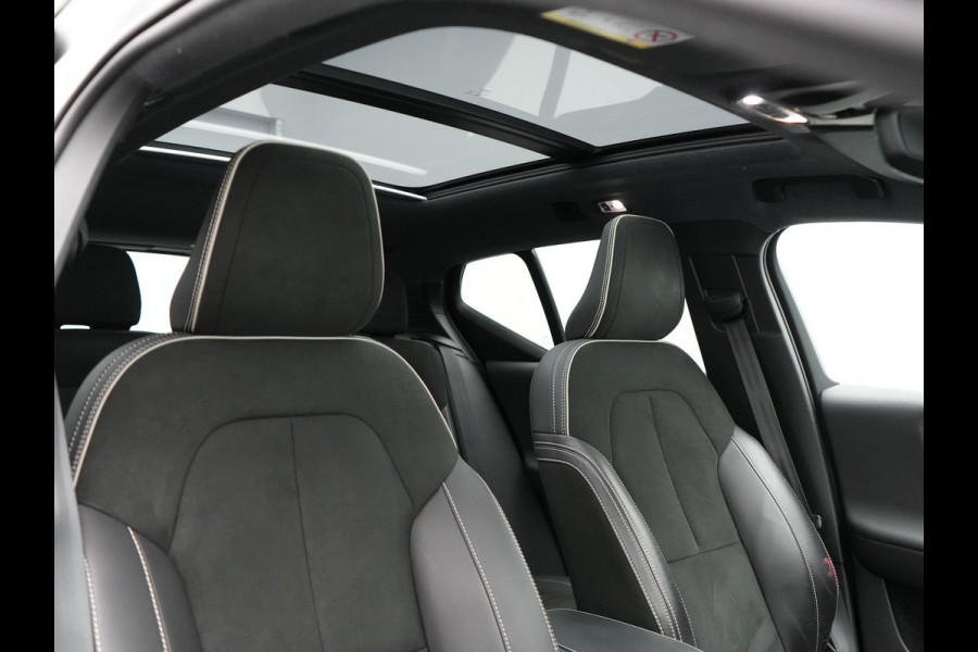 Volvo XC40 T5 Recharge R-Design Plug In Hybrid 261pk Dealer O.H. PHEV | Panodak | Alcantara Sportstoelen | Adaptive Cruise | Pilot Assist | Navigatie | Camera | DAB | Stoel & Stuurverwarming | L.M. 20" |