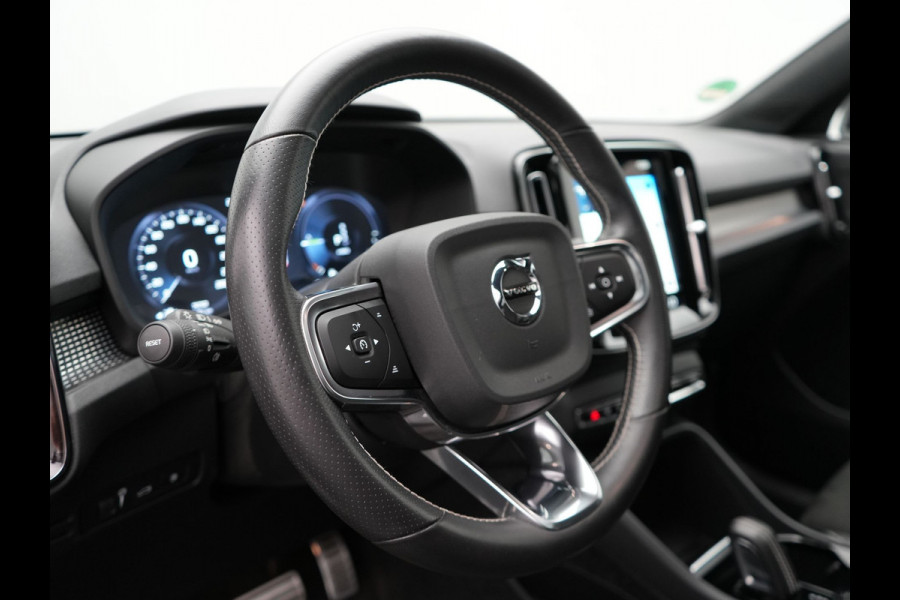 Volvo XC40 T5 Recharge R-Design Plug In Hybrid 261pk Dealer O.H. PHEV | Panodak | Alcantara Sportstoelen | Adaptive Cruise | Pilot Assist | Navigatie | Camera | DAB | Stoel & Stuurverwarming | L.M. 20" |