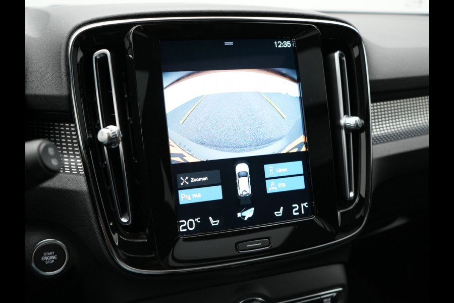 Volvo XC40 T5 Recharge R-Design Plug In Hybrid 261pk Dealer O.H. PHEV | Panodak | Alcantara Sportstoelen | Adaptive Cruise | Pilot Assist | Navigatie | Camera | DAB | Stoel & Stuurverwarming | L.M. 20" |