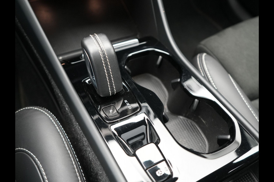 Volvo XC40 T5 Recharge R-Design Plug In Hybrid 261pk Dealer O.H. PHEV | Panodak | Alcantara Sportstoelen | Adaptive Cruise | Pilot Assist | Navigatie | Camera | DAB | Stoel & Stuurverwarming | L.M. 20" |