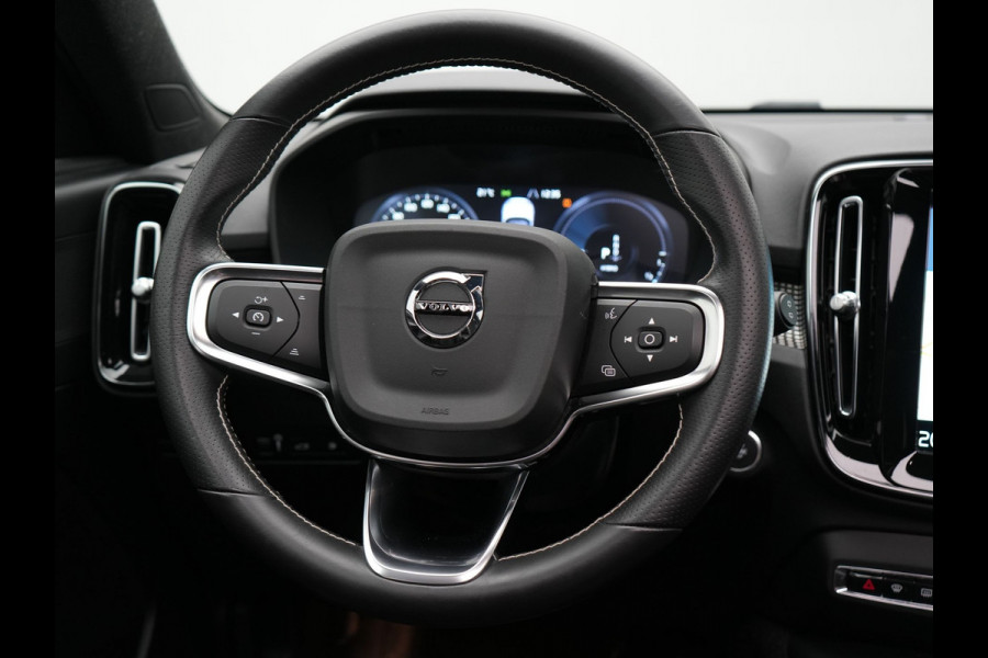 Volvo XC40 T5 Recharge R-Design Plug In Hybrid 261pk Dealer O.H. PHEV | Panodak | Alcantara Sportstoelen | Adaptive Cruise | Pilot Assist | Navigatie | Camera | DAB | Stoel & Stuurverwarming | L.M. 20" |