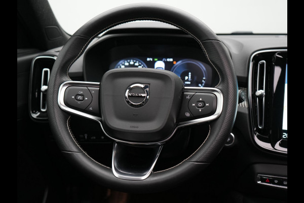 Volvo XC40 T5 Recharge R-Design Plug In Hybrid 261pk Dealer O.H. PHEV | Panodak | Alcantara Sportstoelen | Adaptive Cruise | Pilot Assist | Navigatie | Camera | DAB | Stoel & Stuurverwarming | L.M. 20" |