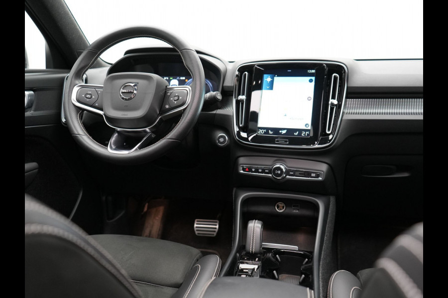 Volvo XC40 T5 Recharge R-Design Plug In Hybrid 261pk Dealer O.H. PHEV | Panodak | Alcantara Sportstoelen | Adaptive Cruise | Pilot Assist | Navigatie | Camera | DAB | Stoel & Stuurverwarming | L.M. 20" |