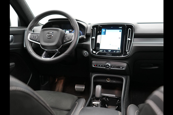 Volvo XC40 T5 Recharge R-Design Plug In Hybrid 261pk Dealer O.H. PHEV | Panodak | Alcantara Sportstoelen | Adaptive Cruise | Pilot Assist | Navigatie | Camera | DAB | Stoel & Stuurverwarming | L.M. 20" |