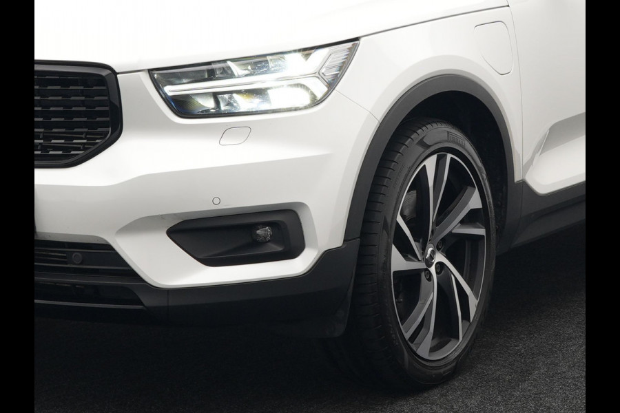 Volvo XC40 T5 Recharge R-Design Plug In Hybrid 261pk Dealer O.H. PHEV | Panodak | Alcantara Sportstoelen | Adaptive Cruise | Pilot Assist | Navigatie | Camera | DAB | Stoel & Stuurverwarming | L.M. 20" |