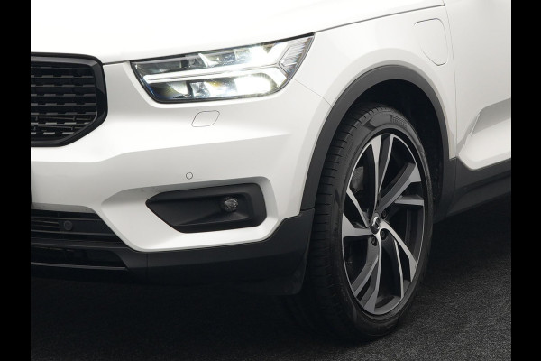 Volvo XC40 T5 Recharge R-Design Plug In Hybrid 261pk Dealer O.H. PHEV | Panodak | Alcantara Sportstoelen | Adaptive Cruise | Pilot Assist | Navigatie | Camera | DAB | Stoel & Stuurverwarming | L.M. 20" |