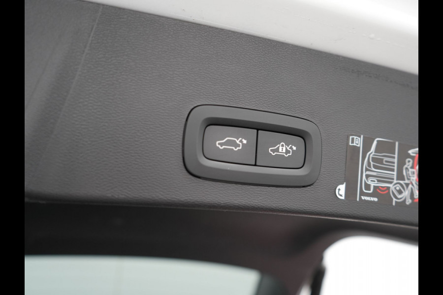 Volvo XC40 T5 Recharge R-Design Plug In Hybrid 261pk Dealer O.H. PHEV | Panodak | Alcantara Sportstoelen | Adaptive Cruise | Pilot Assist | Navigatie | Camera | DAB | Stoel & Stuurverwarming | L.M. 20" |