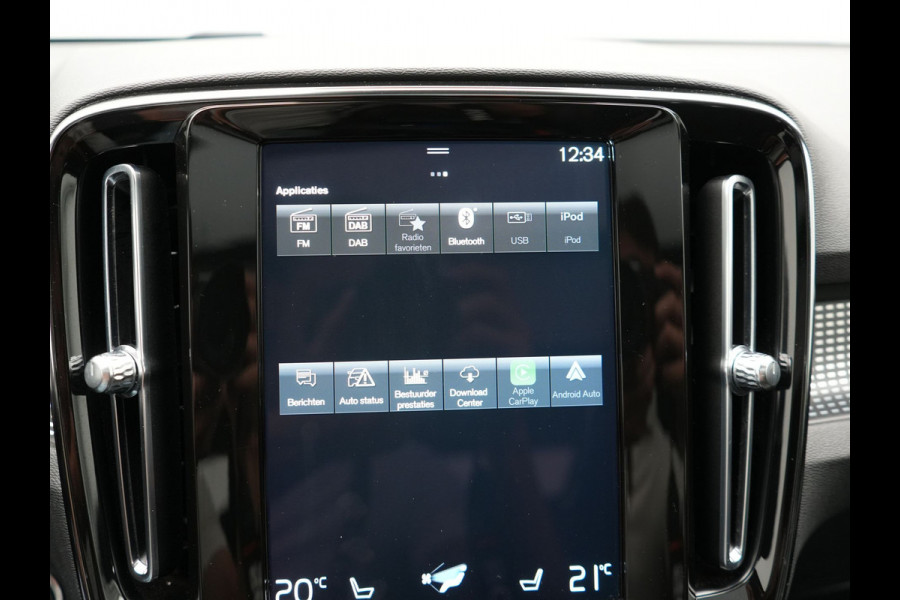 Volvo XC40 T5 Recharge R-Design Plug In Hybrid 261pk Dealer O.H. PHEV | Panodak | Alcantara Sportstoelen | Adaptive Cruise | Pilot Assist | Navigatie | Camera | DAB | Stoel & Stuurverwarming | L.M. 20" |