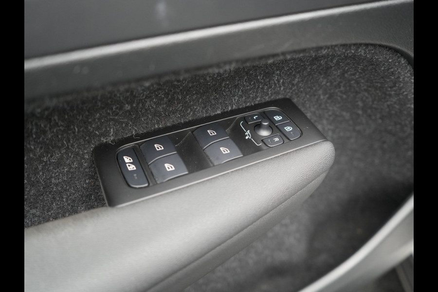 Volvo XC40 T5 Recharge R-Design Plug In Hybrid 261pk Dealer O.H. PHEV | Panodak | Alcantara Sportstoelen | Adaptive Cruise | Pilot Assist | Navigatie | Camera | DAB | Stoel & Stuurverwarming | L.M. 20" |