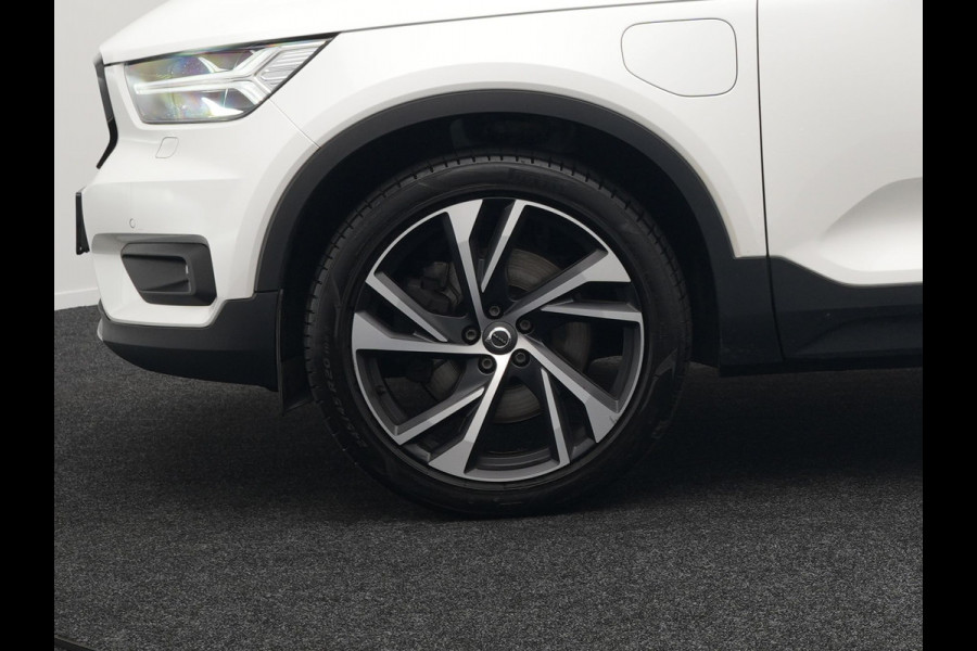 Volvo XC40 T5 Recharge R-Design Plug In Hybrid 261pk Dealer O.H. PHEV | Panodak | Alcantara Sportstoelen | Adaptive Cruise | Pilot Assist | Navigatie | Camera | DAB | Stoel & Stuurverwarming | L.M. 20" |