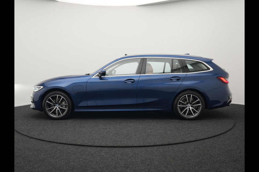 BMW 3 Serie Touring 330e xDrive Luxury Line Plug In Hybrid 293pk PHEV | Panodak | Trekhaak af Fabriek | Laser LED | Head Up | Adaptive Onderstel | Harman Kardon | Camera | Keyless |