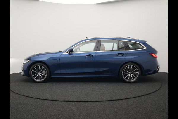 BMW 3 Serie Touring 330e xDrive Luxury Line Plug In Hybrid 293pk PHEV | Panodak | Trekhaak af Fabriek | Laser LED | Head Up | Adaptive Onderstel | Harman Kardon | Camera | Keyless |
