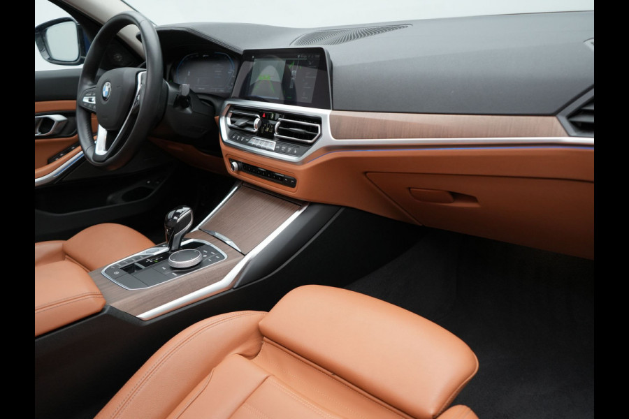 BMW 3 Serie Touring 330e xDrive Luxury Line Plug In Hybrid 293pk PHEV | Panodak | Trekhaak af Fabriek | Laser LED | Head Up | Adaptive Onderstel | Harman Kardon | Camera | Keyless |