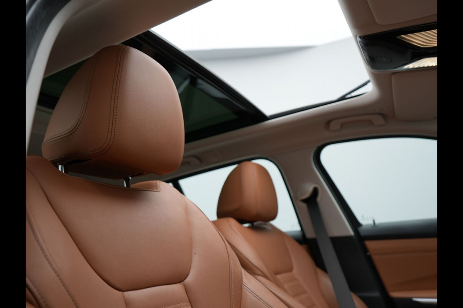BMW 3 Serie Touring 330e xDrive Luxury Line Plug In Hybrid 293pk PHEV | Panodak | Trekhaak af Fabriek | Laser LED | Head Up | Adaptive Onderstel | Harman Kardon | Camera | Keyless |