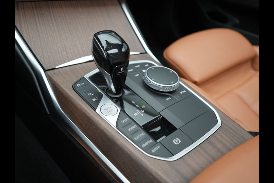 BMW 3 Serie Touring 330e xDrive Luxury Line Plug In Hybrid 293pk PHEV | Panodak | Trekhaak af Fabriek | Laser LED | Head Up | Adaptive Onderstel | Harman Kardon | Camera | Keyless |