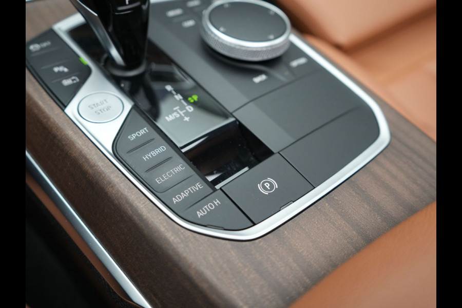 BMW 3 Serie Touring 330e xDrive Luxury Line Plug In Hybrid 293pk PHEV | Panodak | Trekhaak af Fabriek | Laser LED | Head Up | Adaptive Onderstel | Harman Kardon | Camera | Keyless |