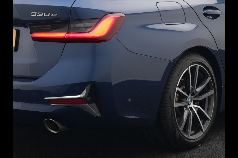 BMW 3 Serie Touring 330e xDrive Luxury Line Plug In Hybrid 293pk PHEV | Panodak | Trekhaak af Fabriek | Laser LED | Head Up | Adaptive Onderstel | Harman Kardon | Camera | Keyless |