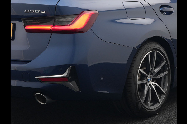 BMW 3 Serie Touring 330e xDrive Luxury Line Plug In Hybrid 293pk PHEV | Panodak | Trekhaak af Fabriek | Laser LED | Head Up | Adaptive Onderstel | Harman Kardon | Camera | Keyless |