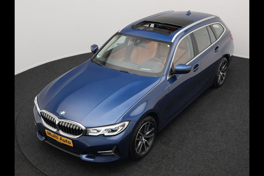 BMW 3 Serie Touring 330e xDrive Luxury Line Plug In Hybrid 293pk PHEV | Panodak | Trekhaak af Fabriek | Laser LED | Head Up | Adaptive Onderstel | Harman Kardon | Camera | Keyless |