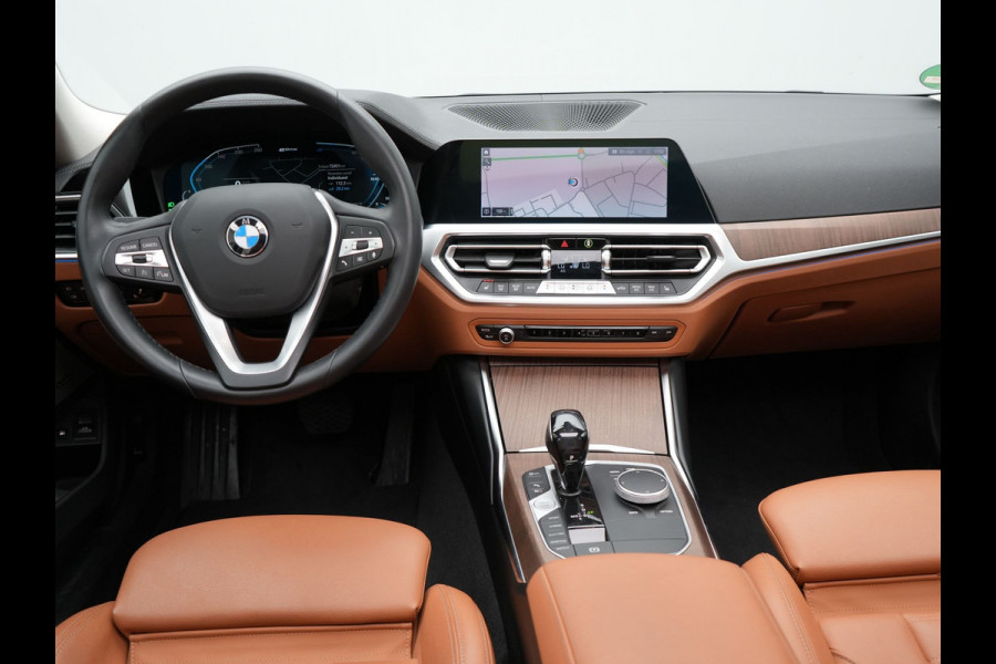 BMW 3 Serie Touring 330e xDrive Luxury Line Plug In Hybrid 293pk PHEV | Panodak | Trekhaak af Fabriek | Laser LED | Head Up | Adaptive Onderstel | Harman Kardon | Camera | Keyless |