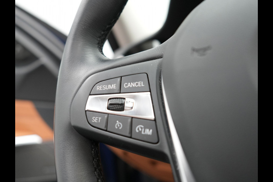 BMW 3 Serie Touring 330e xDrive Luxury Line Plug In Hybrid 293pk PHEV | Panodak | Trekhaak af Fabriek | Laser LED | Head Up | Adaptive Onderstel | Harman Kardon | Camera | Keyless |