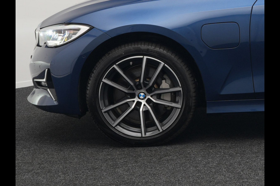 BMW 3 Serie Touring 330e xDrive Luxury Line Plug In Hybrid 293pk PHEV | Panodak | Trekhaak af Fabriek | Laser LED | Head Up | Adaptive Onderstel | Harman Kardon | Camera | Keyless |