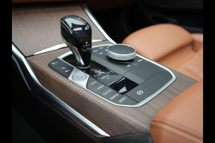 BMW 3 Serie Touring 330e xDrive Luxury Line Plug In Hybrid 293pk PHEV | Panodak | Trekhaak af Fabriek | Laser LED | Head Up | Adaptive Onderstel | Harman Kardon | Camera | Keyless |