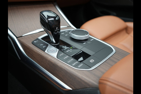 BMW 3 Serie Touring 330e xDrive Luxury Line Plug In Hybrid 293pk PHEV | Panodak | Trekhaak af Fabriek | Laser LED | Head Up | Adaptive Onderstel | Harman Kardon | Camera | Keyless |