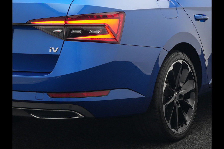 Škoda Superb Combi 1.4 TSI iV Sportline Business Plug In Hybrid 218pk PHEV | Panodak | Trekhaak af Fabriek | Alcantara Sportstoelen Memory | Adaptive Cruise | Crystal LED | Sfeerverlichting | Virtual | Navigatie | Apple Carplay | Stoelverwarming | DAB |