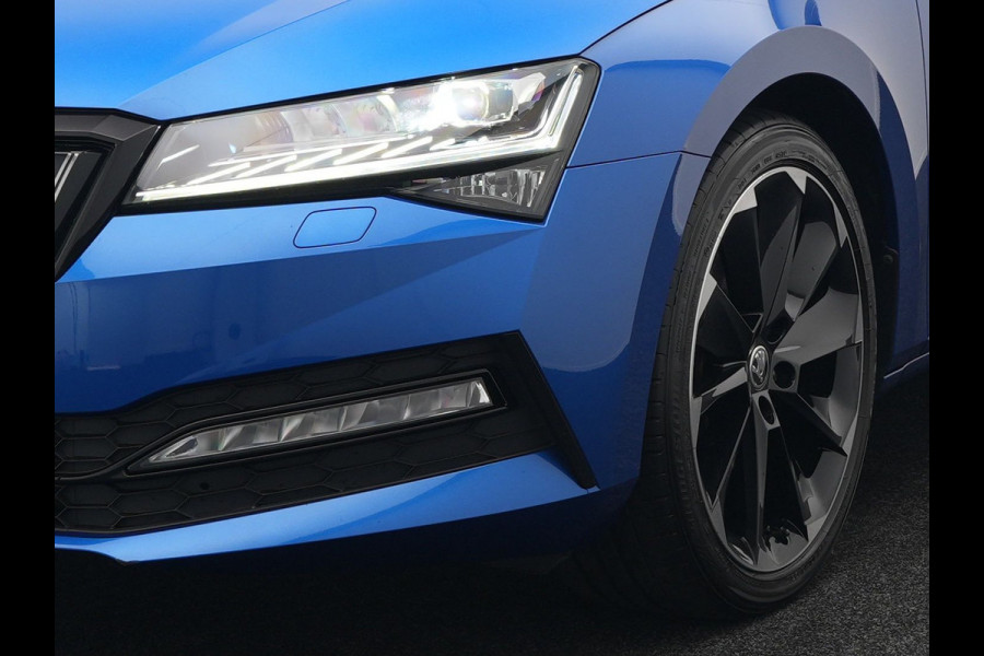 Škoda Superb Combi 1.4 TSI iV Sportline Business Plug In Hybrid 218pk PHEV | Panodak | Trekhaak af Fabriek | Alcantara Sportstoelen Memory | Adaptive Cruise | Crystal LED | Sfeerverlichting | Virtual | Navigatie | Apple Carplay | Stoelverwarming | DAB |