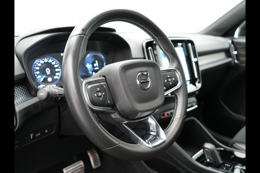 Volvo XC40 T5 Recharge R-Design Plug In Hybrid 261pk Dealer O.H. PHEV | Panodak | Alcantara Sportstoelen Memory | Adaptive Cruise | Harman Kardon | Pilot Assist | 360 Camera | Navigatie | L.M. 20" | Apple Carplay | DAB |