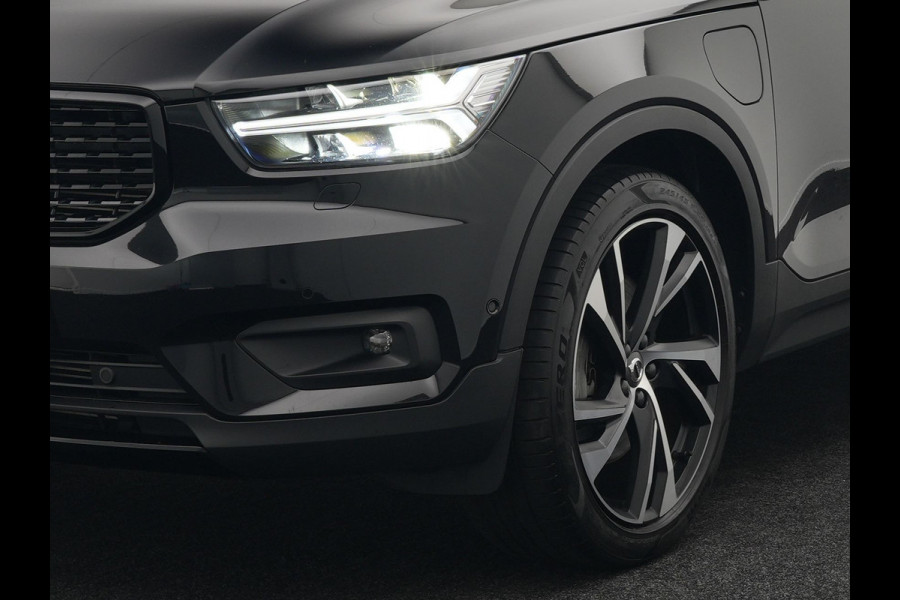Volvo XC40 T5 Recharge R-Design Plug In Hybrid 261pk Dealer O.H. PHEV | Panodak | Alcantara Sportstoelen Memory | Adaptive Cruise | Harman Kardon | Pilot Assist | 360 Camera | Navigatie | L.M. 20" | Apple Carplay | DAB |