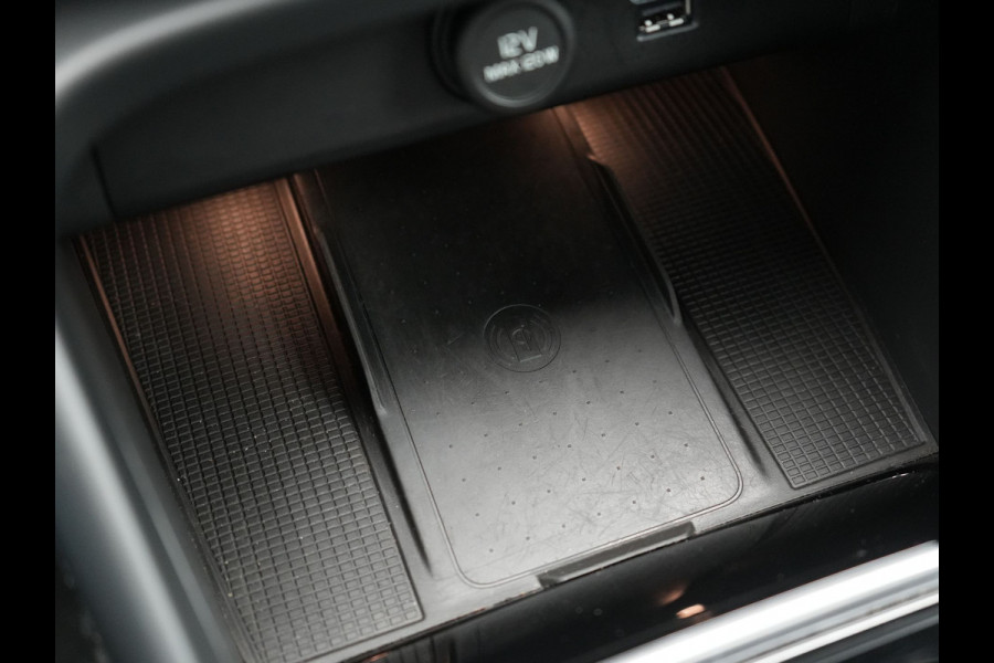 Volvo XC40 T5 Recharge R-Design Plug In Hybrid 261pk Dealer O.H. PHEV | Panodak | Alcantara Sportstoelen Memory | Adaptive Cruise | Harman Kardon | Pilot Assist | 360 Camera | Navigatie | L.M. 20" | Apple Carplay | DAB |