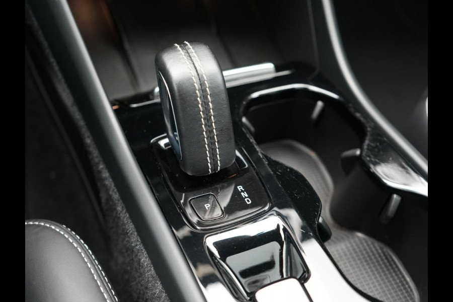 Volvo XC40 T5 Recharge R-Design Plug In Hybrid 261pk Dealer O.H. PHEV | Panodak | Alcantara Sportstoelen Memory | Adaptive Cruise | Harman Kardon | Pilot Assist | 360 Camera | Navigatie | L.M. 20" | Apple Carplay | DAB |