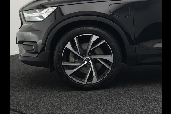 Volvo XC40 T5 Recharge R-Design Plug In Hybrid 261pk Dealer O.H. PHEV | Panodak | Alcantara Sportstoelen Memory | Adaptive Cruise | Harman Kardon | Pilot Assist | 360 Camera | Navigatie | L.M. 20" | Apple Carplay | DAB |