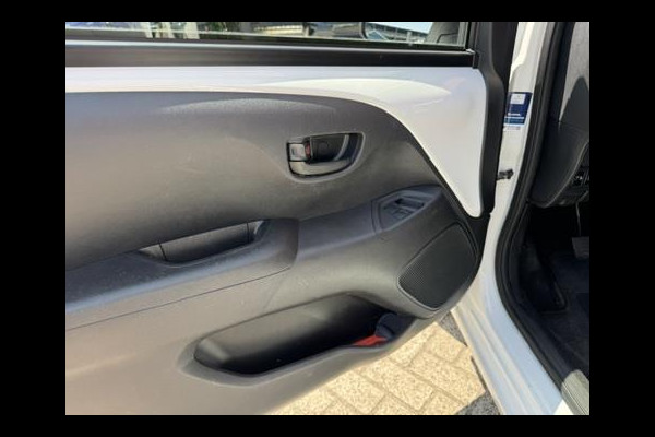 Peugeot 108 1.0 e-VTi Camera, Airconditioning, Apple CarPlay, Navigatie, Bluetooth, 1e eigenaar en Boekjes aanwezig
