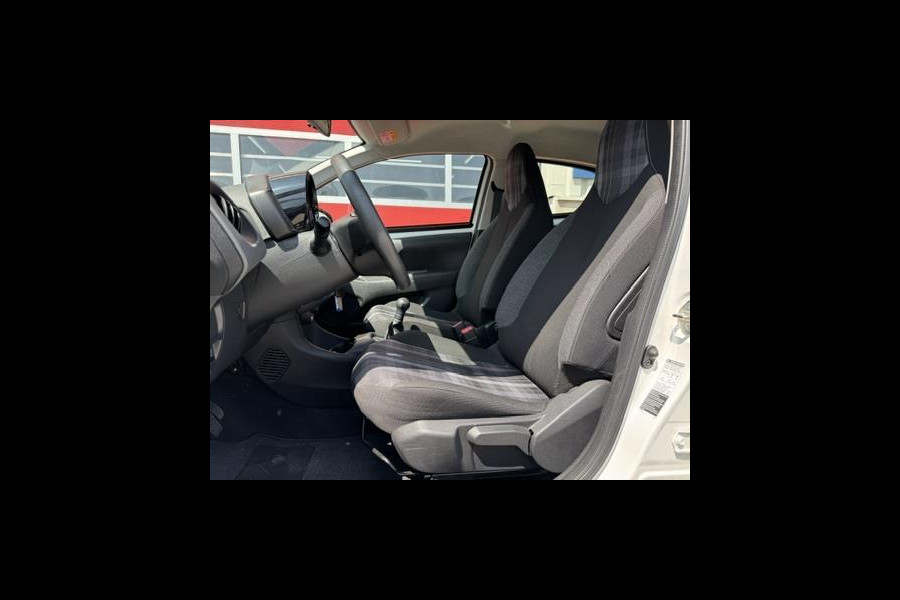 Peugeot 108 1.0 e-VTi Camera, Airconditioning, Apple CarPlay, Navigatie, Bluetooth, 1e eigenaar en Boekjes aanwezig