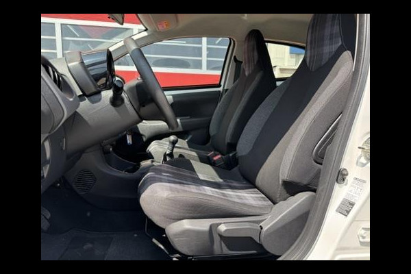 Peugeot 108 1.0 e-VTi Camera, Airconditioning, Apple CarPlay, Navigatie, Bluetooth, 1e eigenaar en Boekjes aanwezig