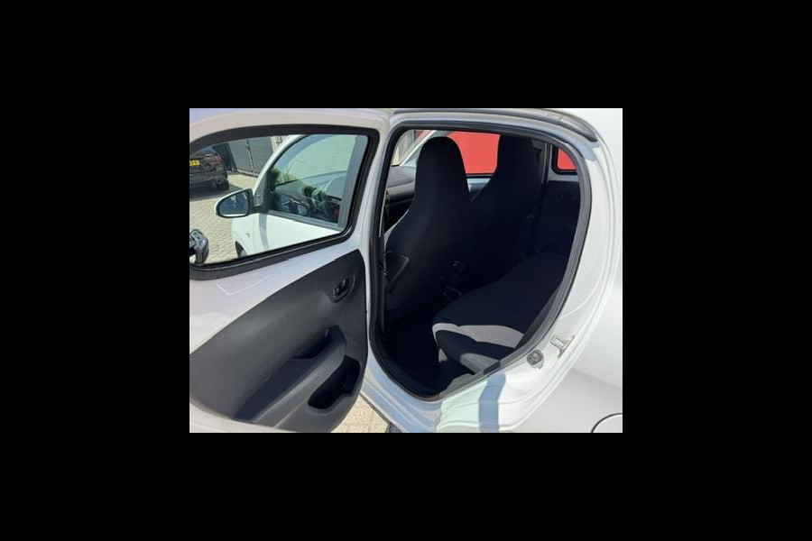 Peugeot 108 1.0 e-VTi Camera, Airconditioning, Apple CarPlay, Navigatie, Bluetooth, 1e eigenaar en Boekjes aanwezig