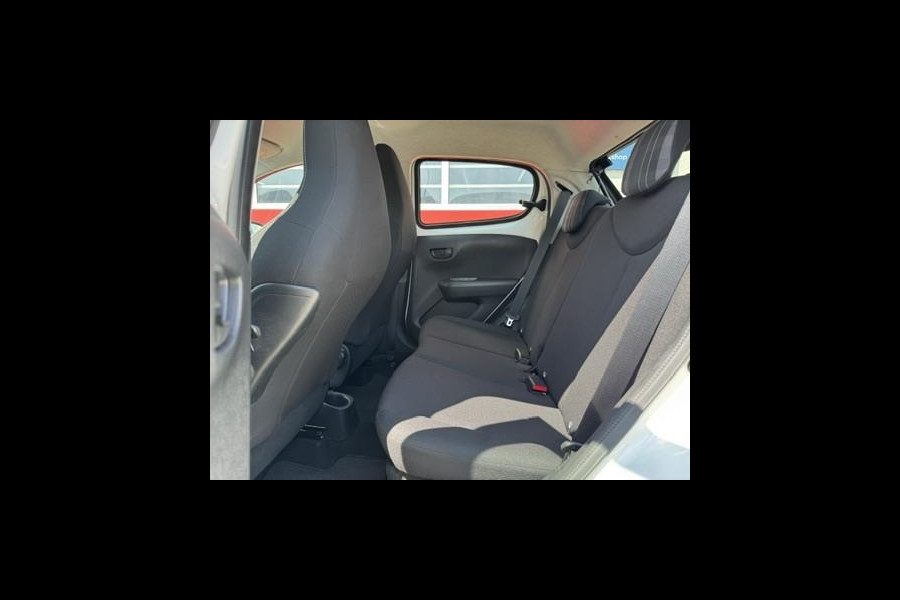 Peugeot 108 1.0 e-VTi Camera, Airconditioning, Apple CarPlay, Navigatie, Bluetooth, 1e eigenaar en Boekjes aanwezig