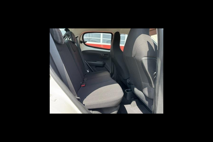 Peugeot 108 1.0 e-VTi Camera, Airconditioning, Apple CarPlay, Navigatie, Bluetooth, 1e eigenaar en Boekjes aanwezig