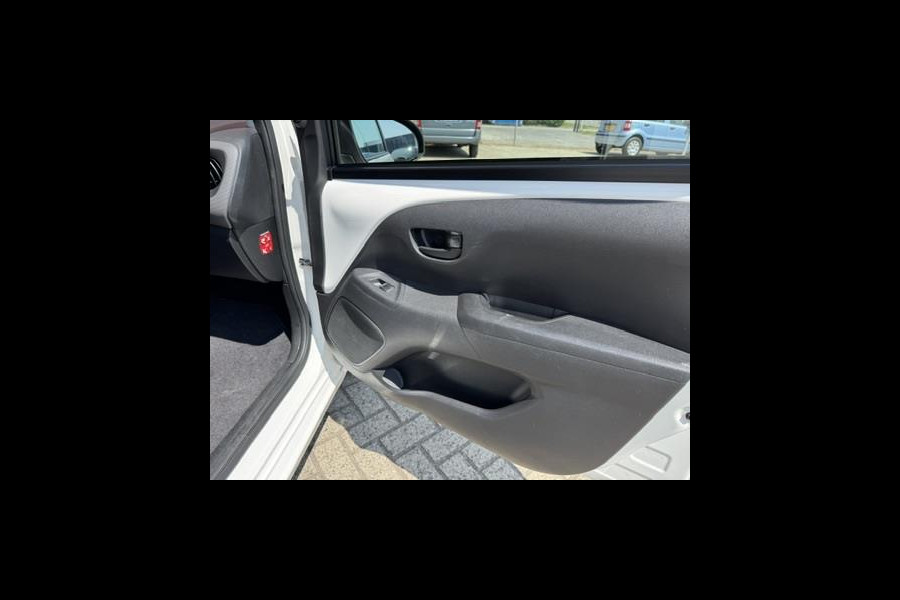 Peugeot 108 1.0 e-VTi Camera, Airconditioning, Apple CarPlay, Navigatie, Bluetooth, 1e eigenaar en Boekjes aanwezig