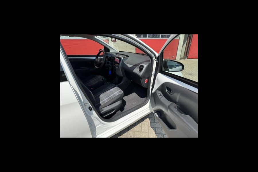 Peugeot 108 1.0 e-VTi Camera, Airconditioning, Apple CarPlay, Navigatie, Bluetooth, 1e eigenaar en Boekjes aanwezig