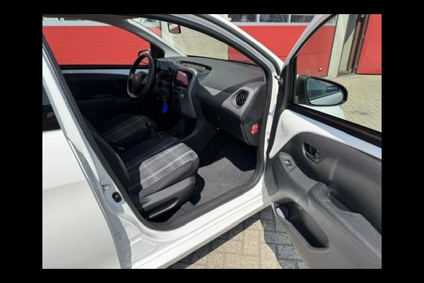 Peugeot 108 1.0 e-VTi Camera, Airconditioning, Apple CarPlay, Navigatie, Bluetooth, 1e eigenaar en Boekjes aanwezig