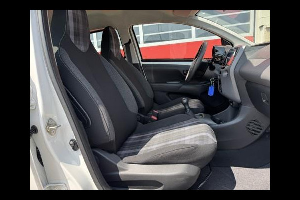 Peugeot 108 1.0 e-VTi Camera, Airconditioning, Apple CarPlay, Navigatie, Bluetooth, 1e eigenaar en Boekjes aanwezig
