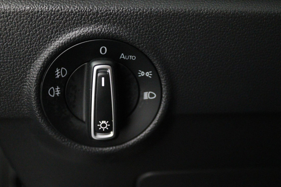 Volkswagen T-Roc 1.0 TSI Sport (PARKEERSENSOREN, NAVIGATIE, ACHTERUITRIJCAMERA, DIGITAAL DASHBOARD, CRUISE CONTROL, NL-AUTO)