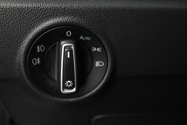 Volkswagen T-Roc 1.0 TSI Sport (PARKEERSENSOREN, NAVIGATIE, ACHTERUITRIJCAMERA, DIGITAAL DASHBOARD, CRUISE CONTROL, NL-AUTO)