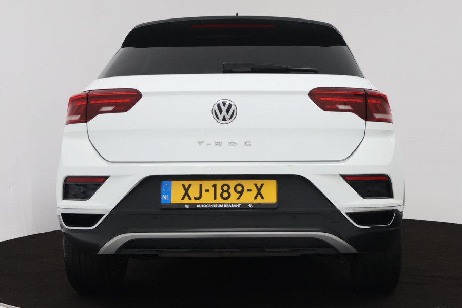 Volkswagen T-Roc 1.0 TSI Sport (PARKEERSENSOREN, NAVIGATIE, ACHTERUITRIJCAMERA, DIGITAAL DASHBOARD, CRUISE CONTROL, NL-AUTO)