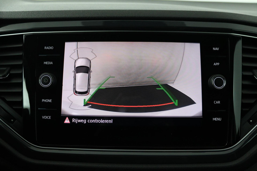 Volkswagen T-Roc 1.0 TSI Sport (PARKEERSENSOREN, NAVIGATIE, ACHTERUITRIJCAMERA, DIGITAAL DASHBOARD, CRUISE CONTROL, NL-AUTO)